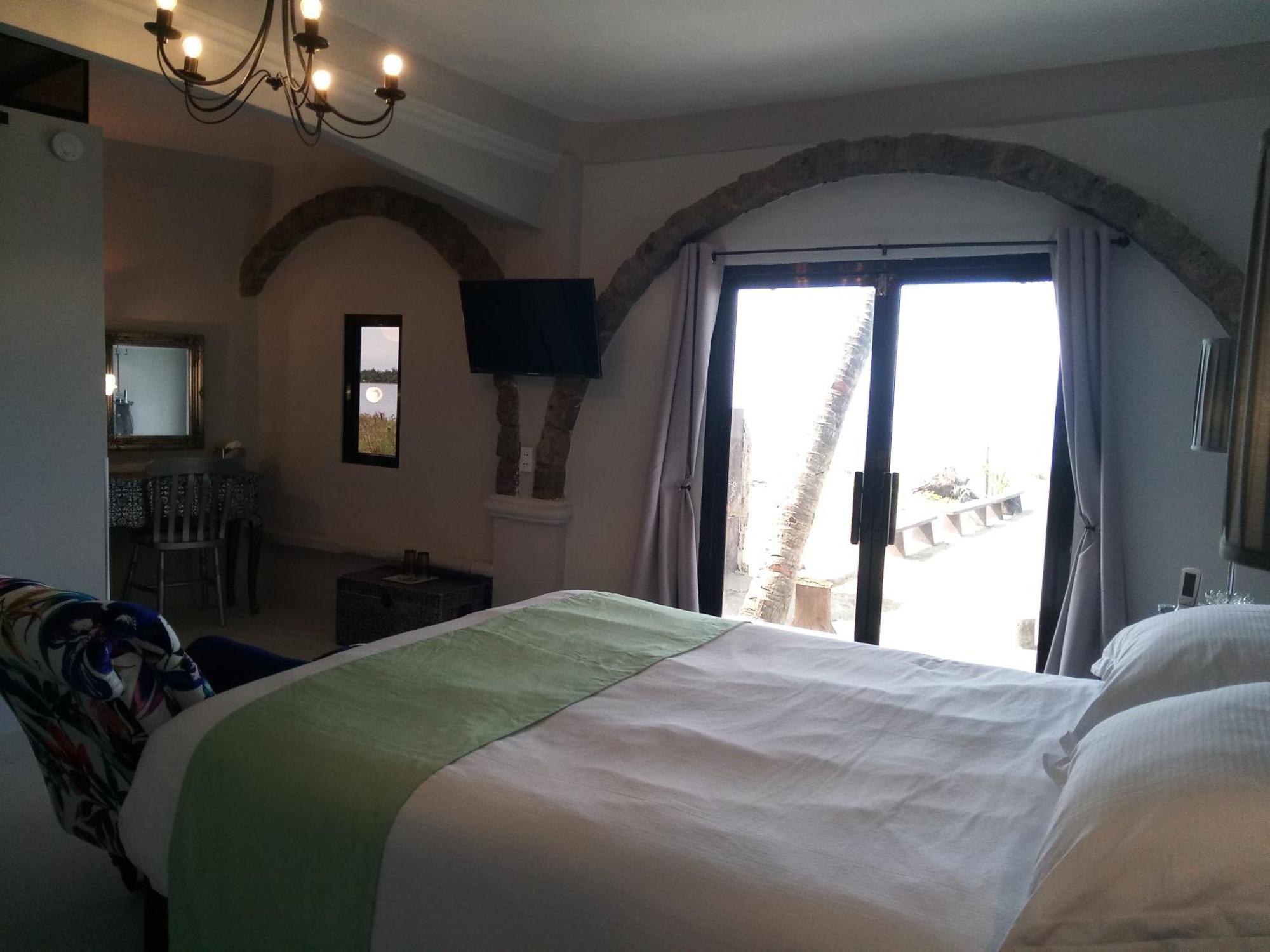 Sunbloom Beachfront Hotel And Restaurant Zambales Sinabacan Rum bild